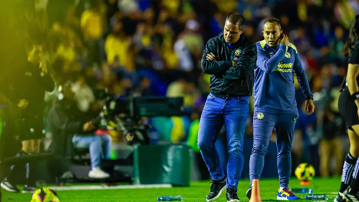 André Jardine, técnico del América se fue molesto por la derrota ante Necaxa. Foto: Luis Garduño