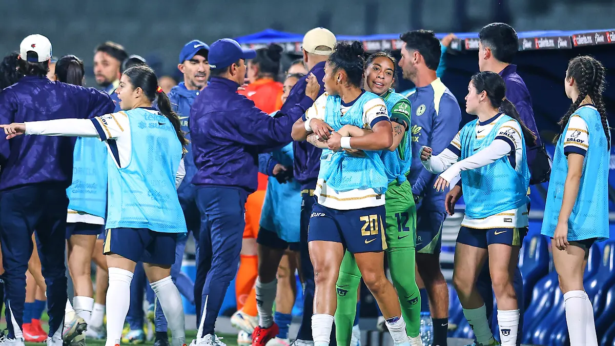 El Pumas vs América femenil acabó con un pleito en las bancas. FOTO: MEXSPORT