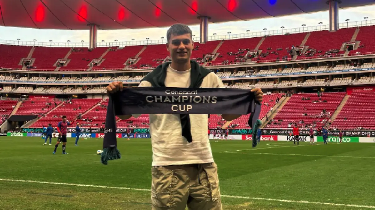 El tenista italiano Flavio. FOTO: UTS  Cobolli fue a apoyar a las Chivas