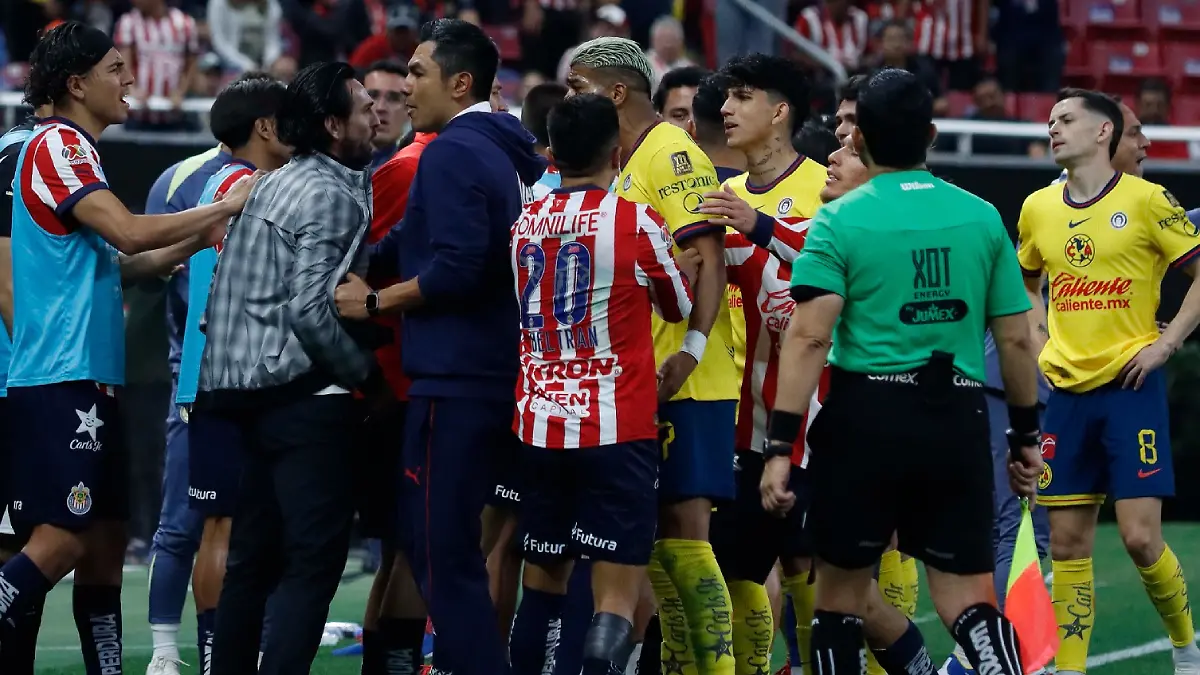 En Chivas reclamaron la expulsión a Gerardo Espinoza Foto Erik Estrella