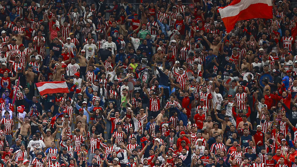 Un aficionado lanzó una botella al campo del Estadio Akron foto Mexsport