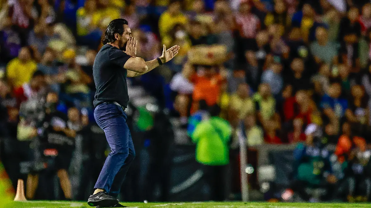 Gerardo Espinoza sufre su primer fracaso al frente de Chivas / Foto: Luis Garduño