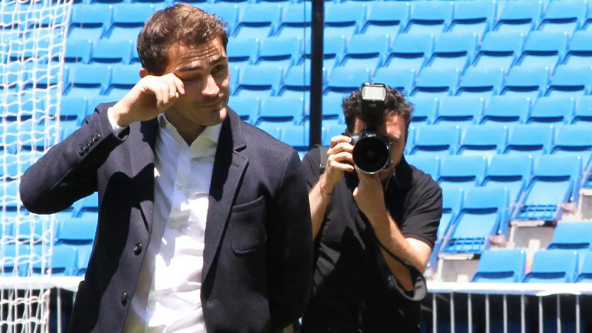 Iker Casillas es fanático de Jorge Campos y lo demostraba con su uniforme Foto Mexsport