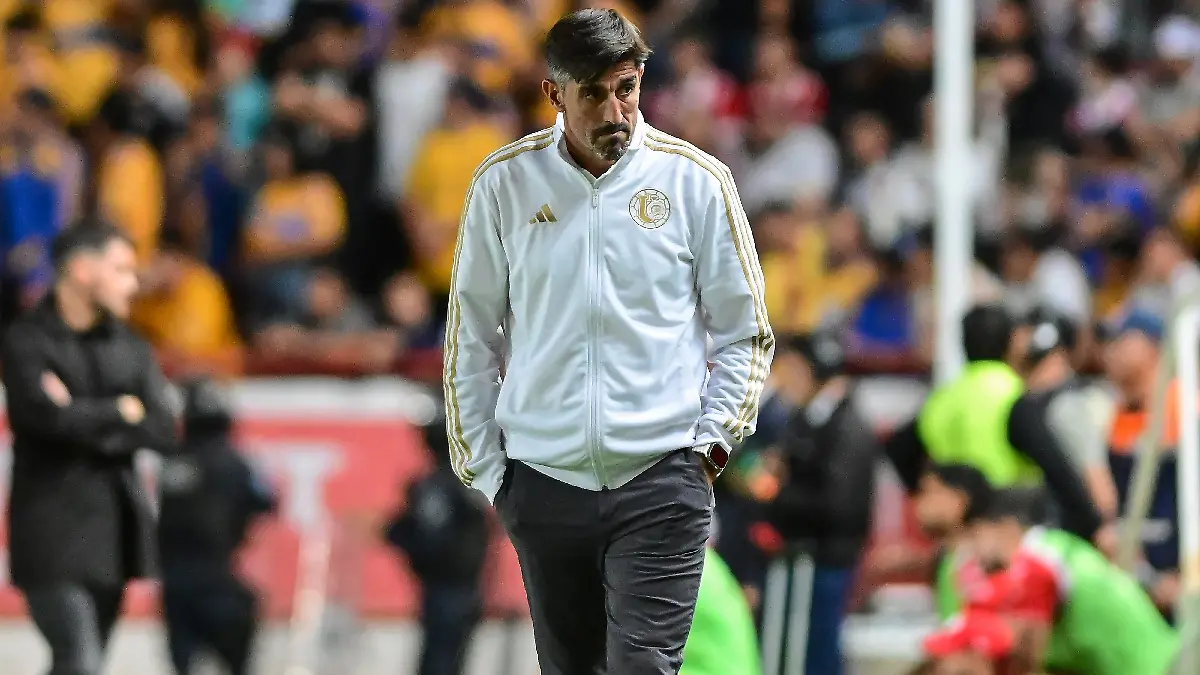 Veljko Paunovic ayudó a un accidentado. Foto: Mexsport