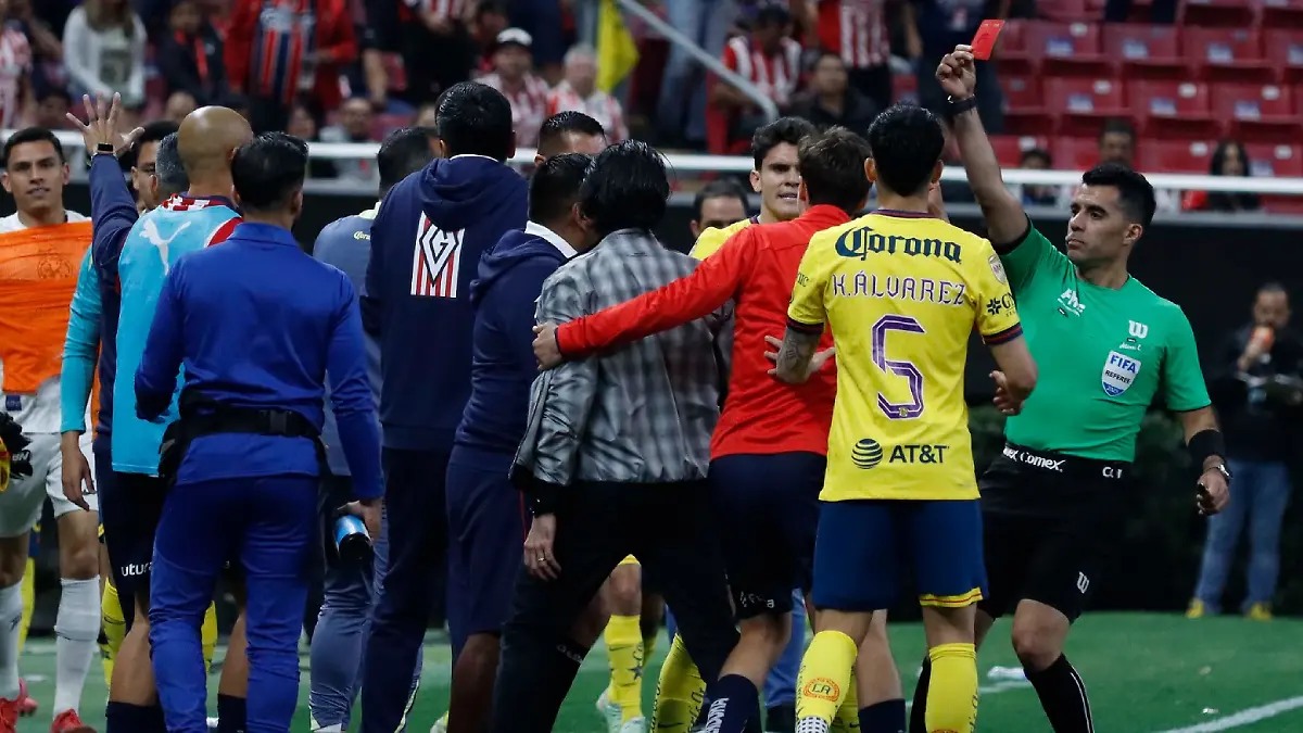 Adonai Escobedo expulsó a Gerardo Espinoza a pesar de que él sufrió la agresión   Foto  Erik Estrella