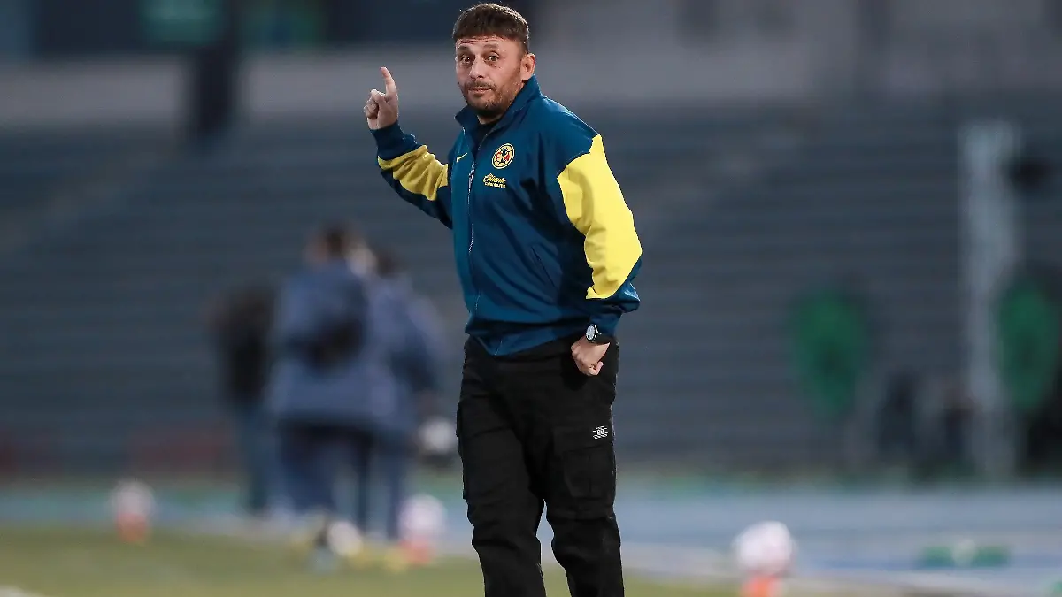 Ángel Villacampa habló a cerca de la gran cantidad de lesiones en la Liga MX Femenil foto Mexsport