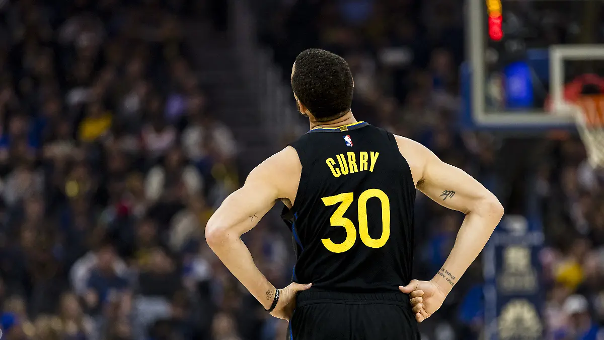 Stephen Curry ilusionó con una gran canasta, pero otro video revela que se quedó corto Foto Reuters
