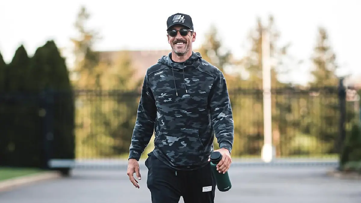 Aaron Rodgers está lejos de terminar su novela en la NFL, donde busca acomodo