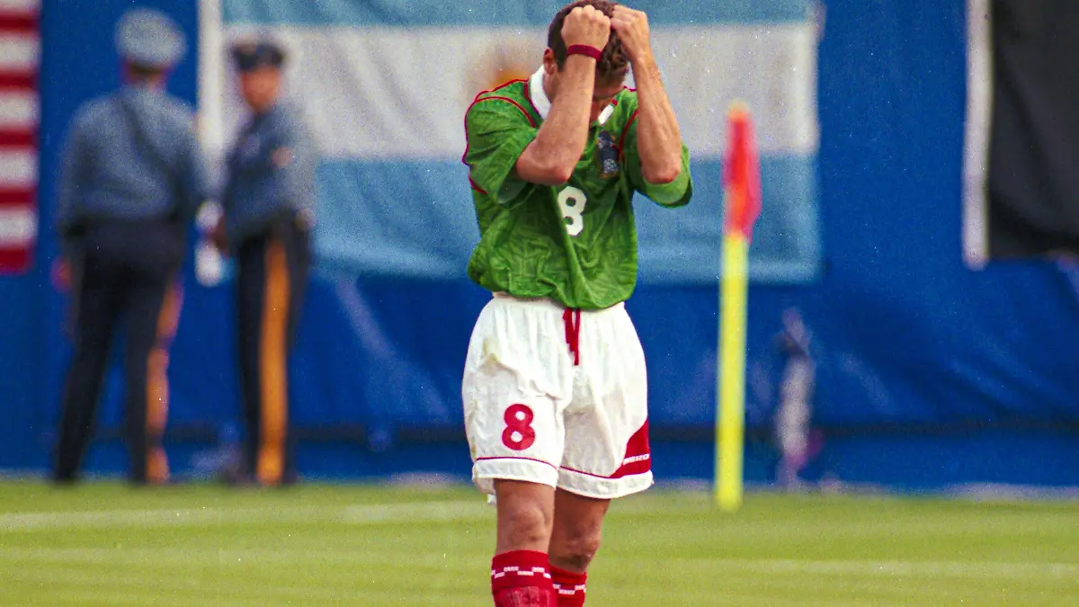 Alberto García Aspe se lamenta el penalti fallado ante Bulgaria / Foto: Mexsport
