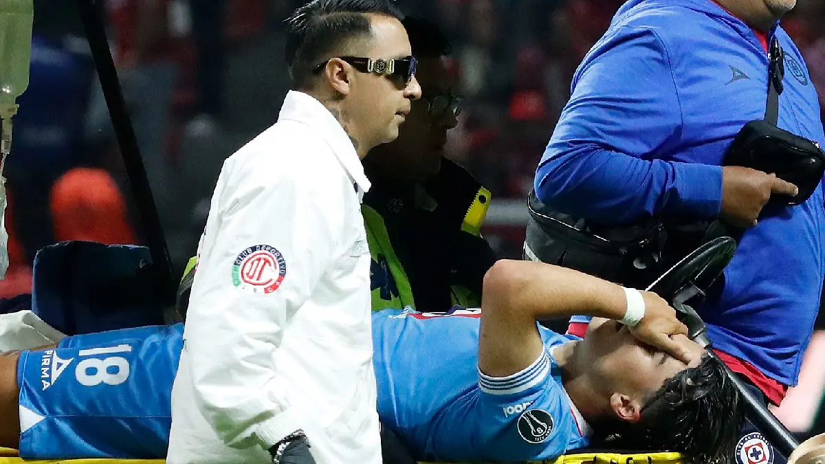 Lujka Romero sale del Toluca vs Cruz Azul foto  Erik Estrella