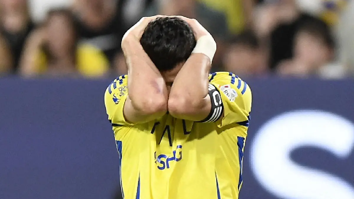 Cristiano Ronaldo no pudo ante Julián Quiñones foto Reuters