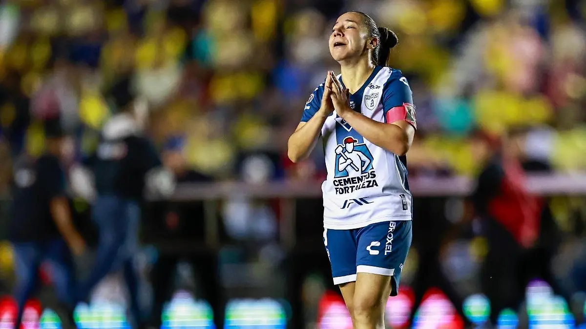 Charlyn Corral levanta su primer título en la Liga MX. Foto: Luis Garduño