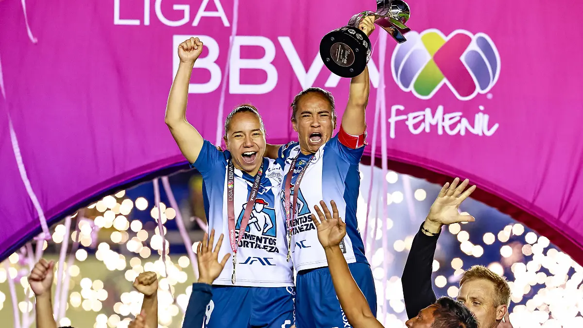 Charlyn Corral y mónica Ocampo levantaron el trofeo. Foto: Luis Garduño