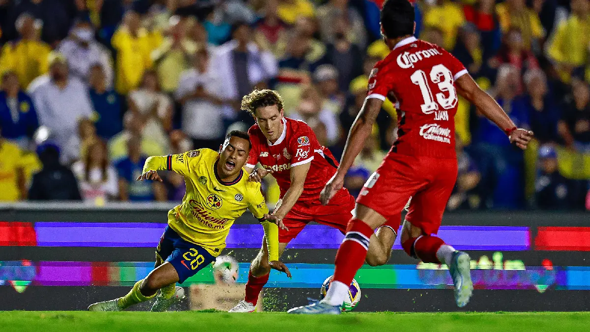 Los silbantes criticaron que no se sancionaran penaltis en favor del América / Foto: Luis Garduño