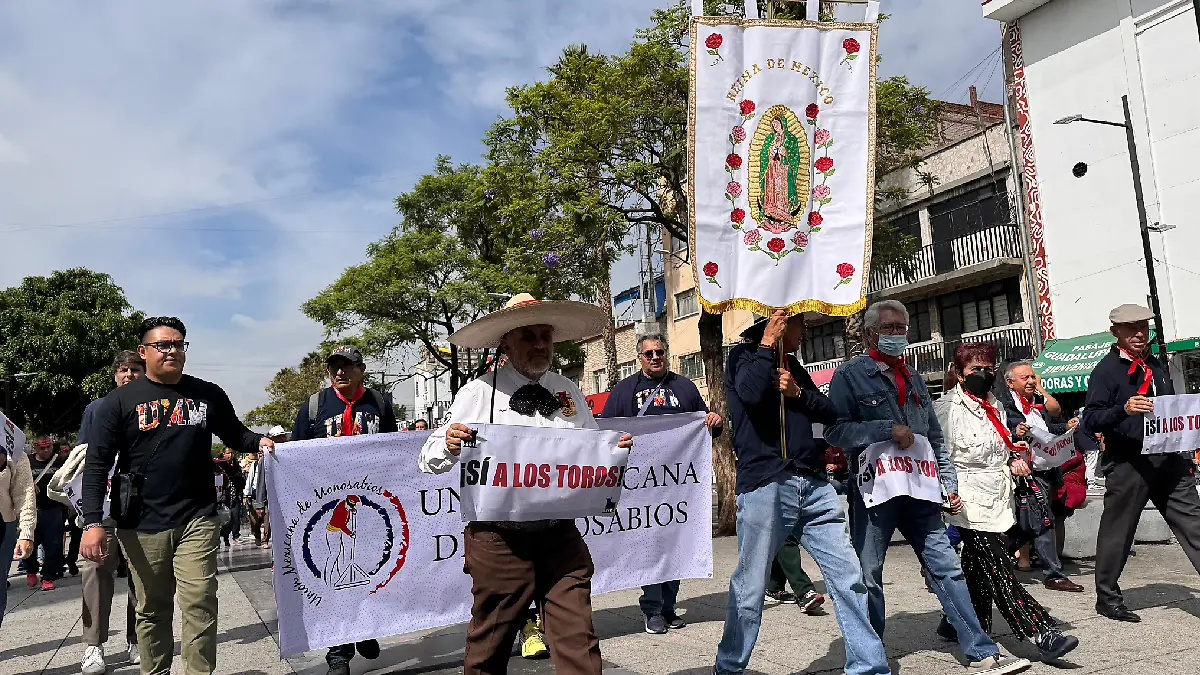Taurinos se manifiestan en la Basílica de Guadalupe por el regreso de las corridas de Toros FOTOS ARTURO MÉNDEZ