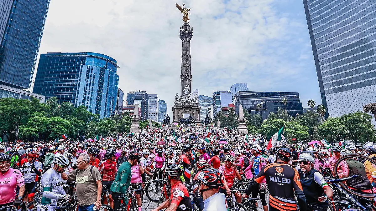Aficionados de Isaac del Toro festejaron su logró en el Giro de Italia. Foto: Luis Garduño