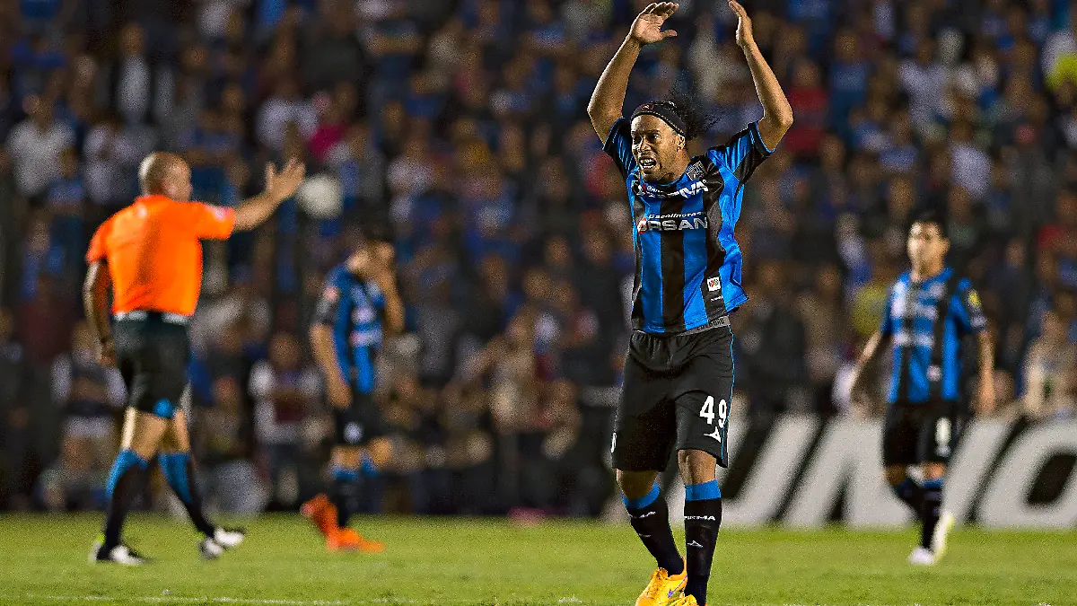 Ronaldinho negoció su llegada a Querétaro en una alberca de su casa de Río de Janeiro. Foto: Mexsport