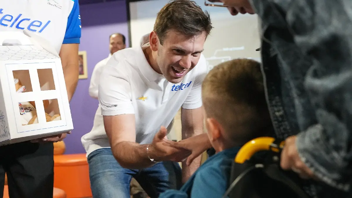 El piloto mexicano Daniel Suárez visitó a niños del hospital Shriners. Foto: Cortesía NASCAR CUP
