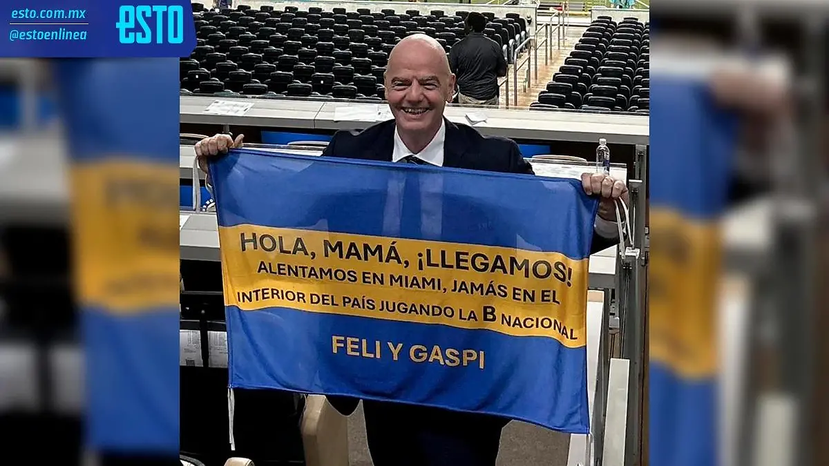 Gianni Infantino posó con una bandera del Boca Juniors. Foto: Cortesía