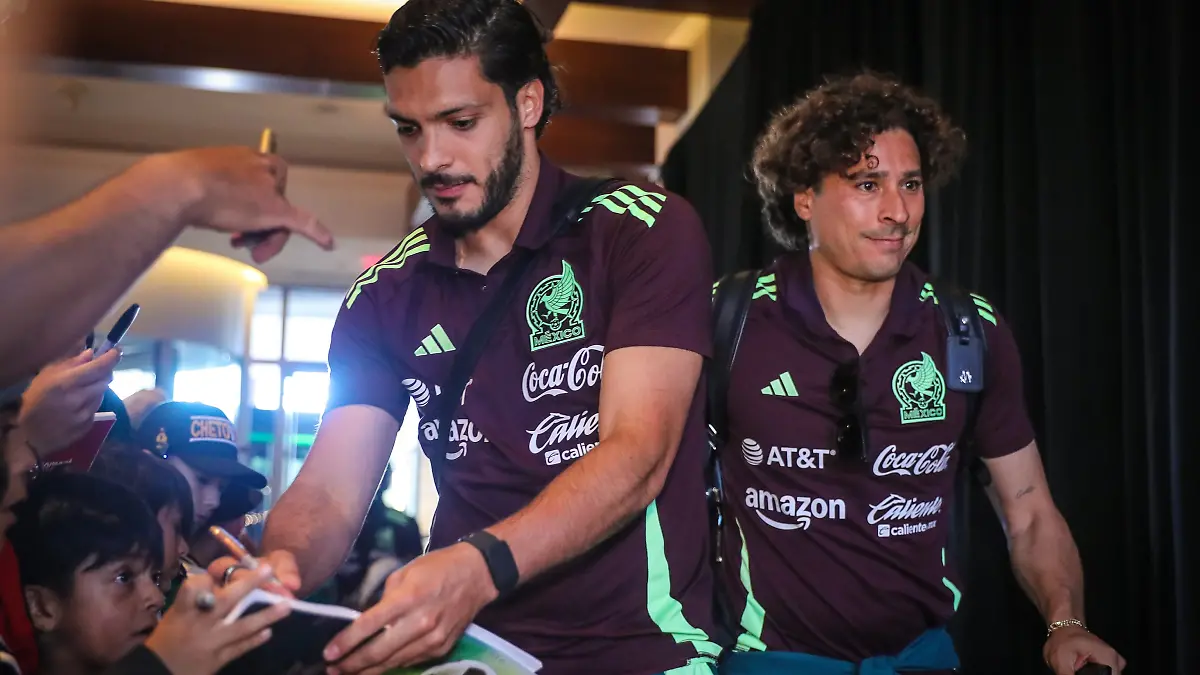 Los seleccionados de México repartieron autógrafos en su llegada a Las Vegas. FOTO: OSWALDO FIGUEROA