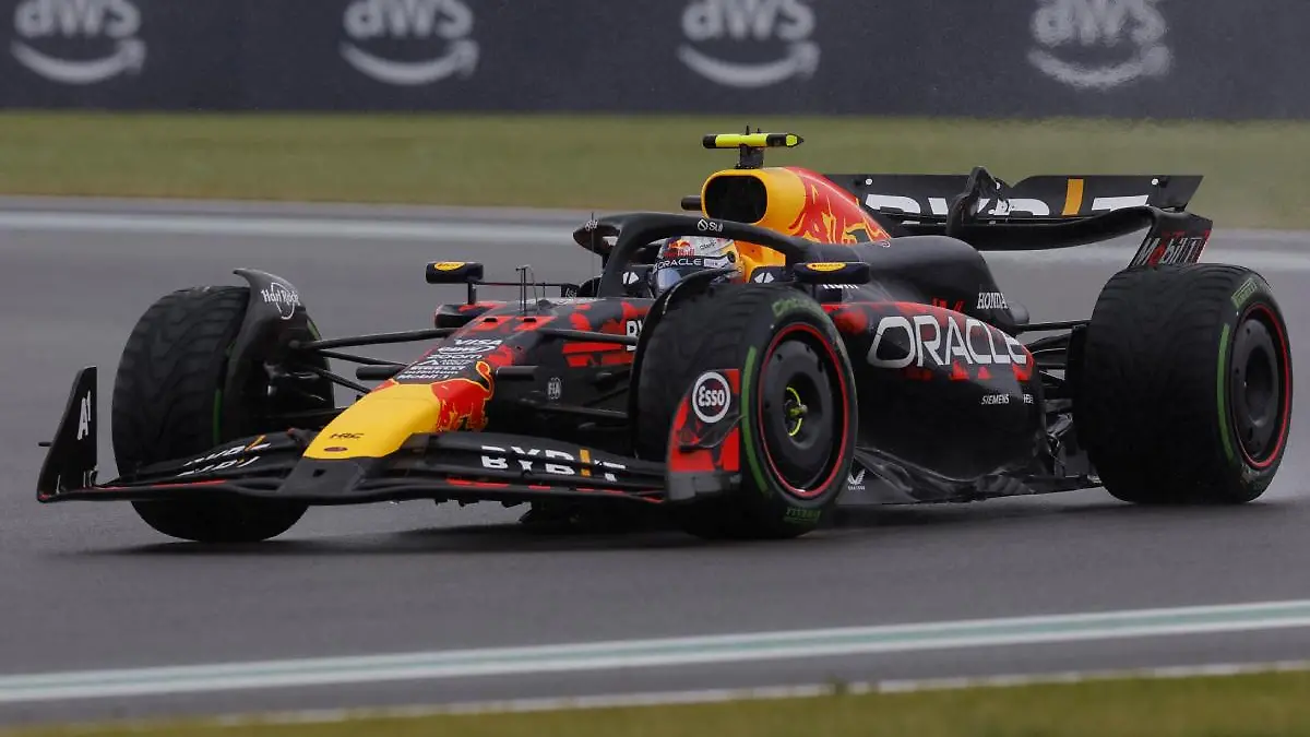 Checo Pérez sufrió en la clasificación de Gran Bretaña. FOTO: Reuters