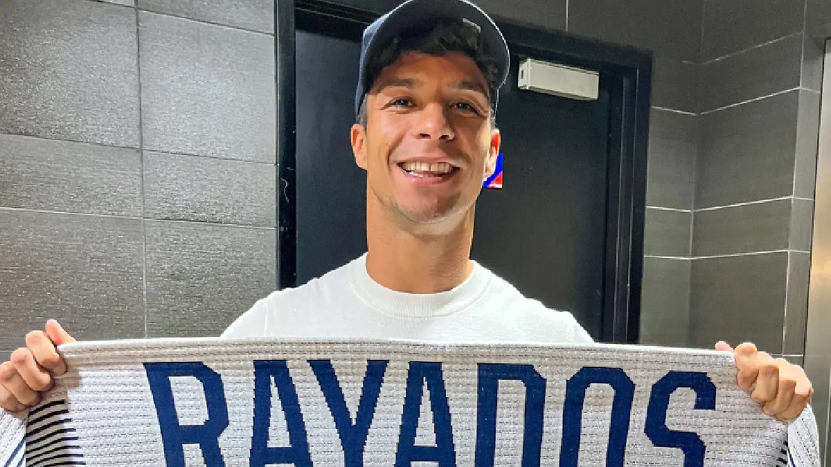 Óliver Torres ya esta en Monterrey y fue presentado con Rayados. Foto: @Rayados