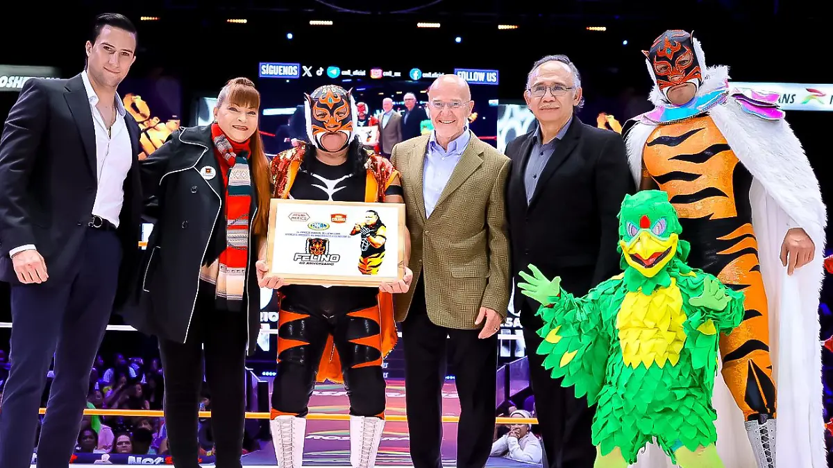 Felino celebró 40 años de trayectoria en compañía de su hijo / Foto: Cortesía CMLL