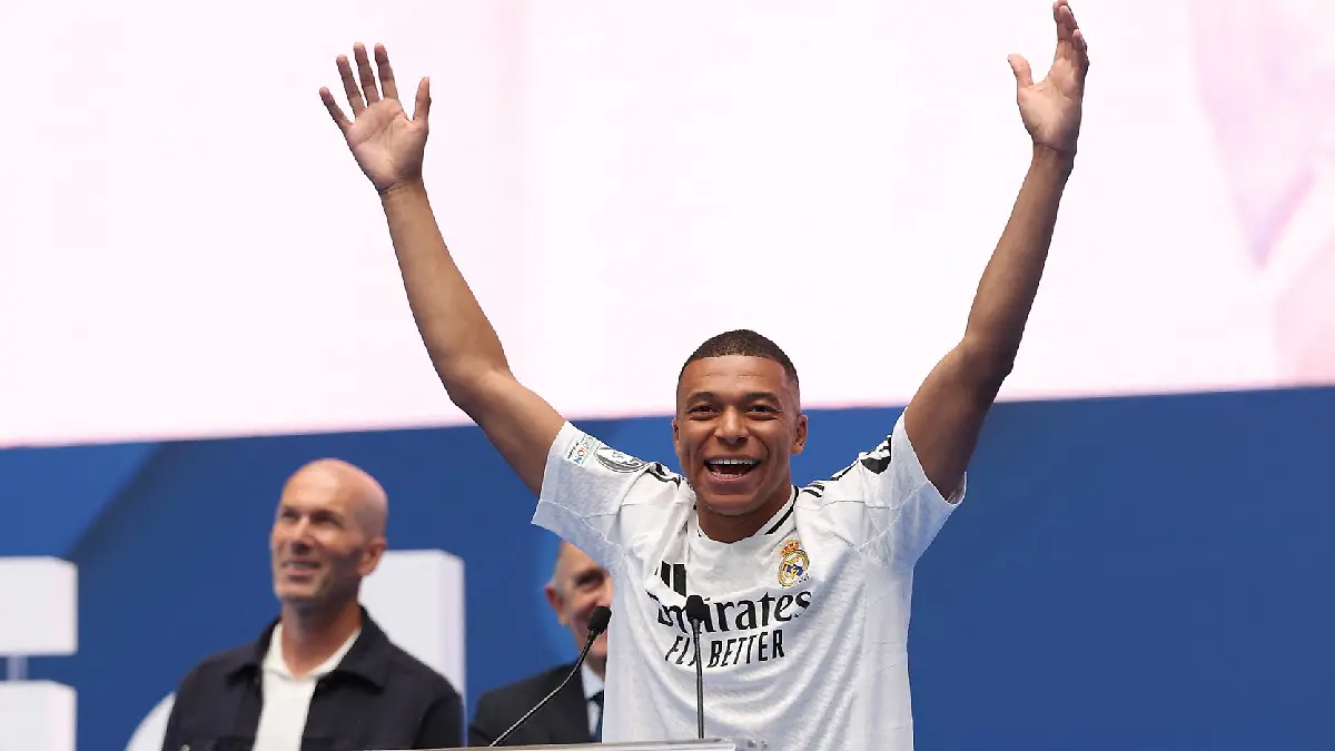 El francés Kylian Mbappé dio la nota con su presentación con el Real Madrid. Foto: AFP