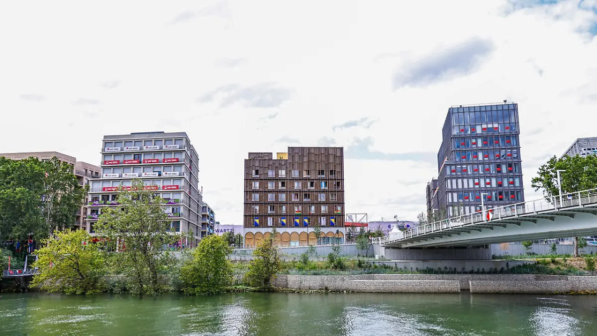 La Villa Olimpica esta a orillas del Rio Sena
