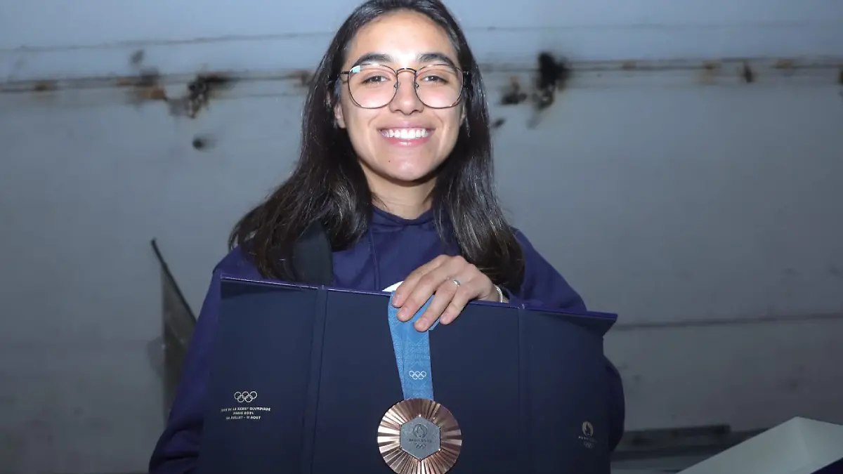 Ana Pau Vázquez presumió su medalla olímpica a su llegada a la CDMX. FOTO: SARAHÍ MELECIO