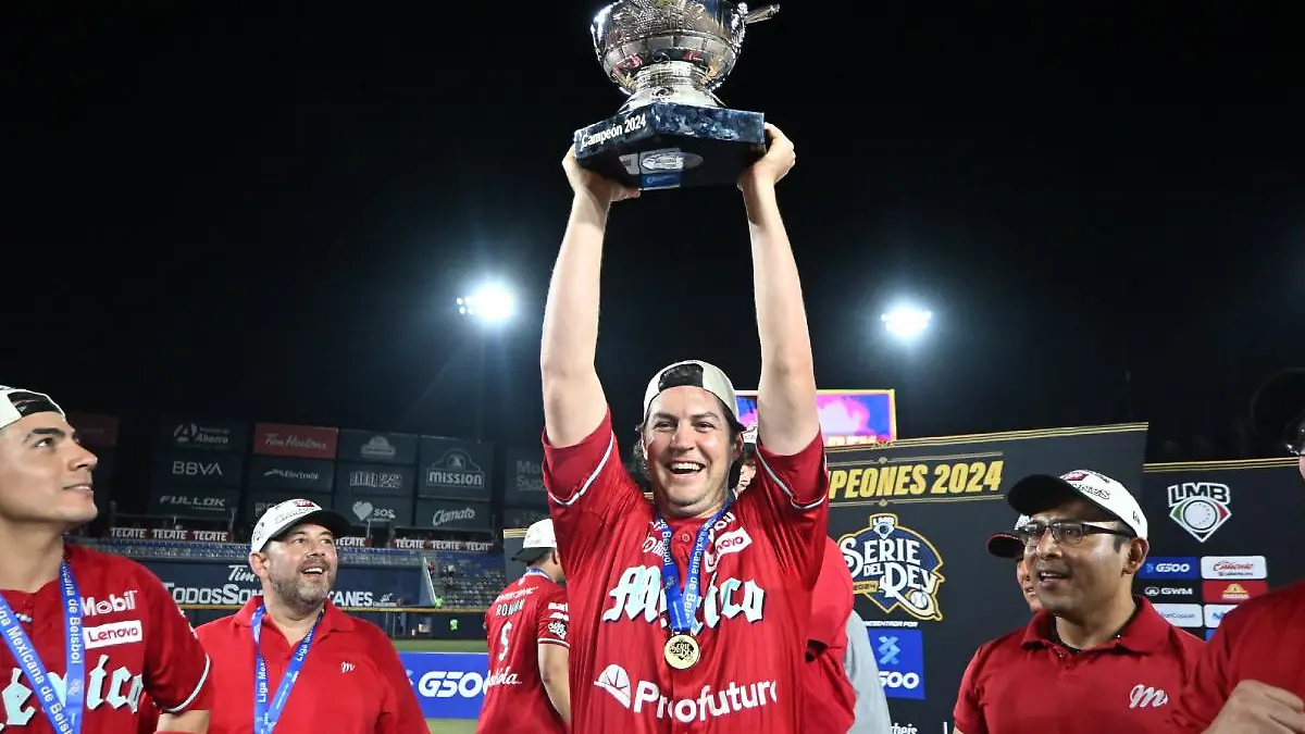 Trevor Bauer levantó el trofeo de campeón de la LMB. FOTO: @DiablosRojosMX