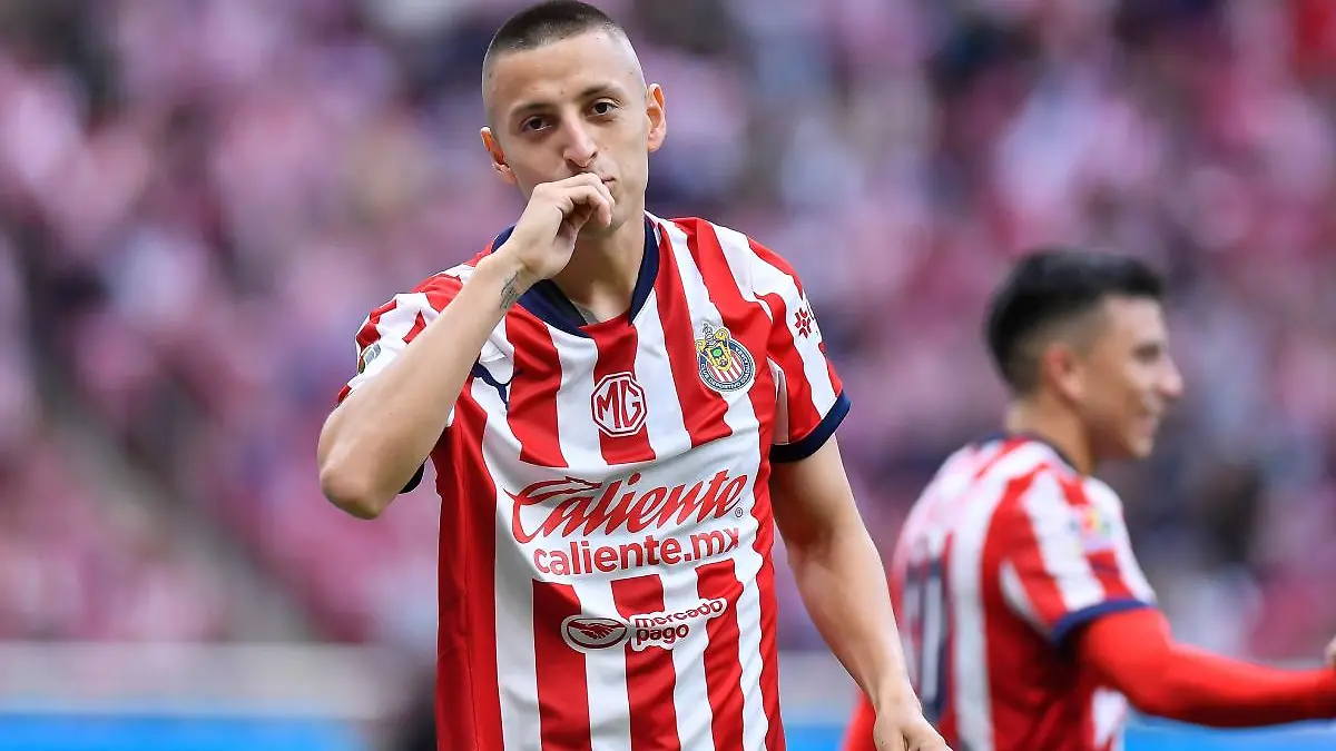 Roberto Alvarado, en la convocatoria de Chivas ante Atlas. FOTO: Mexsport