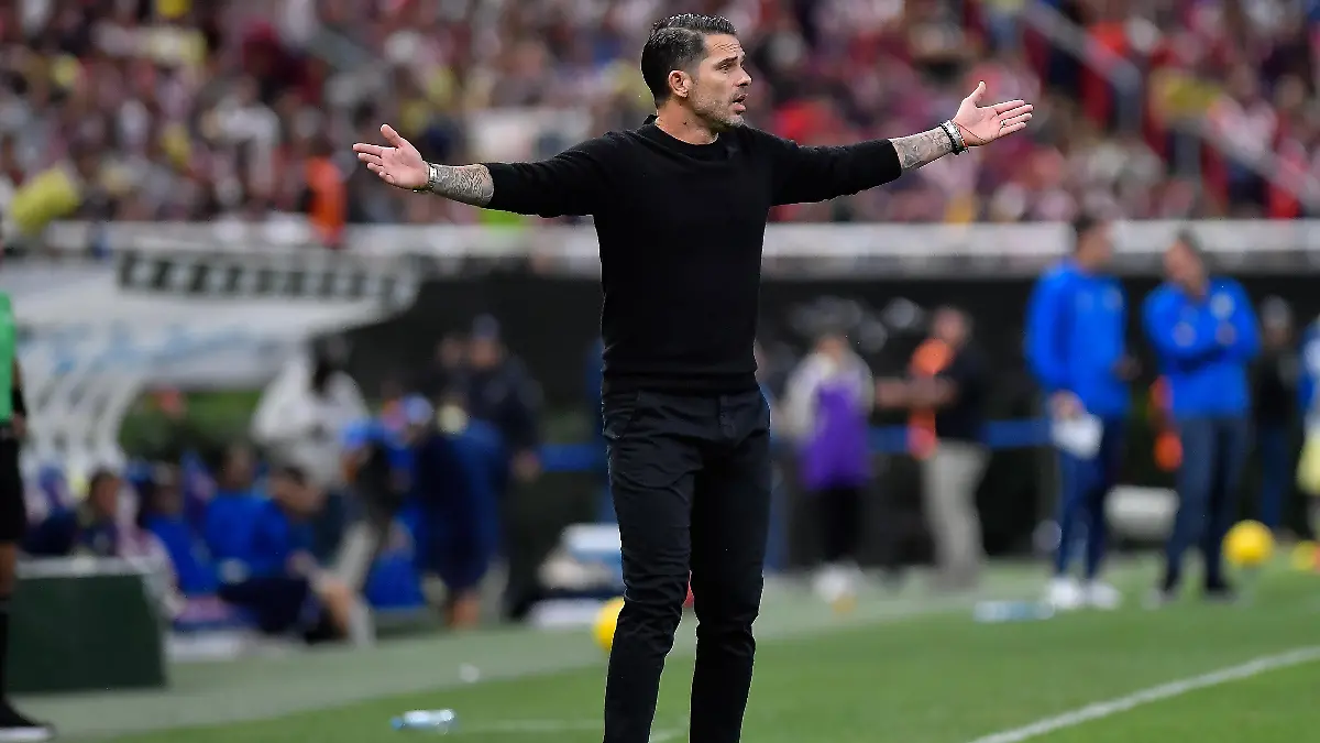 Fernando Gago se va sin pena ni gloria de las Chivas / Foto: Mexsport