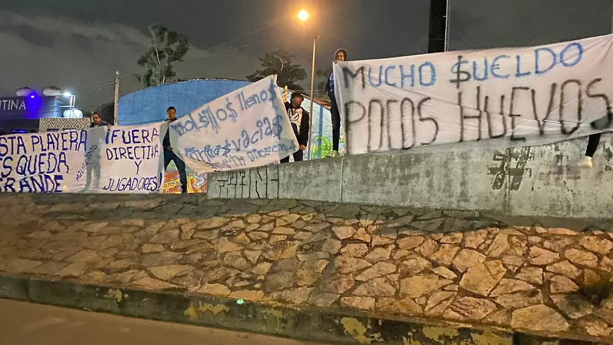 El estadio Cuauhtémoc se llenó de mantas. FOTO ALLAND JHONATHAN