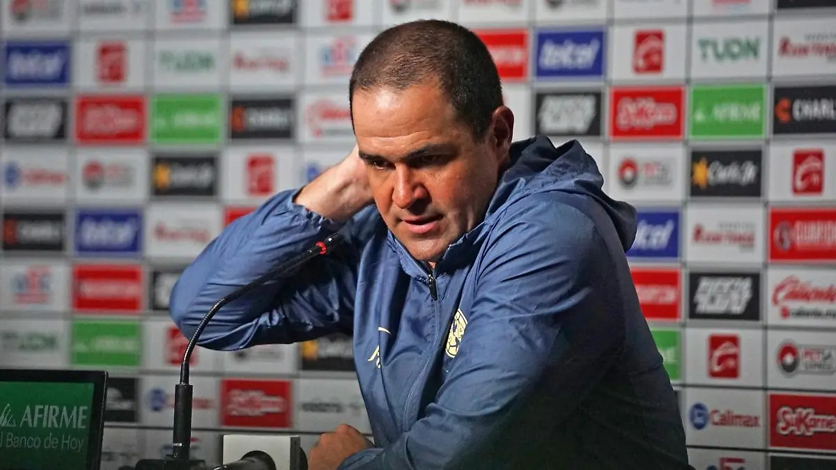 André Jadine se queja del arbitraje del Xolos vs América. FOTO: Mexsport
