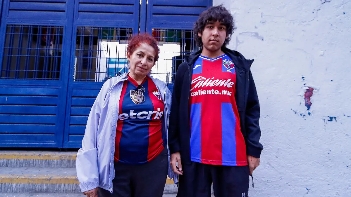 Aficionados muestran su decepción por no poder ver al Atlante / Foto: Luis Garduño