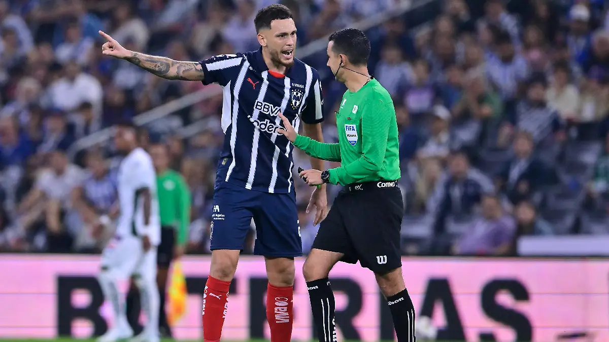 Lucas Ocampos fue expulsado en el juego contra León foto  Mexsport
