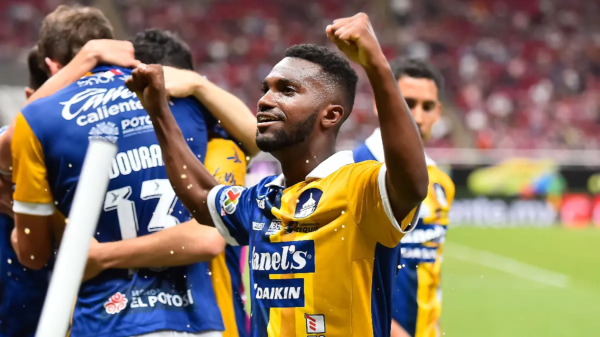 Vitinho será investigado por hacer una seña con la mano a los aficionados de Chivas. Foto: Mexsport