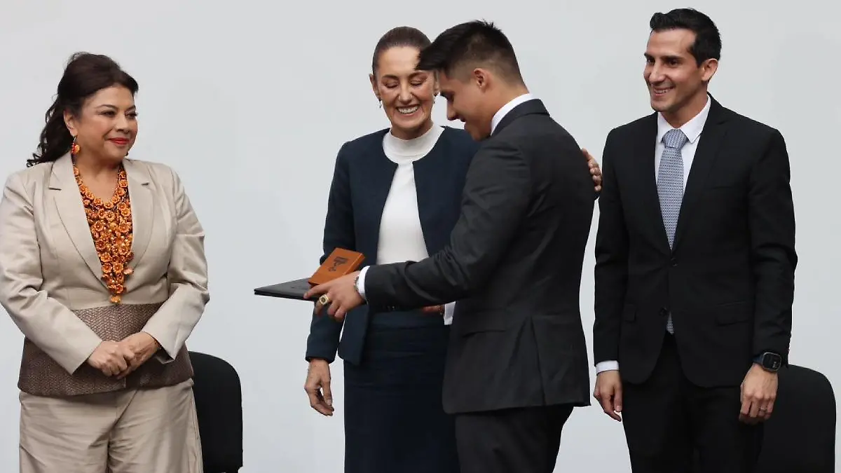 Claudia Sheinbaum entrega a los atletas mexicanos el Premio Nacional de Deportes