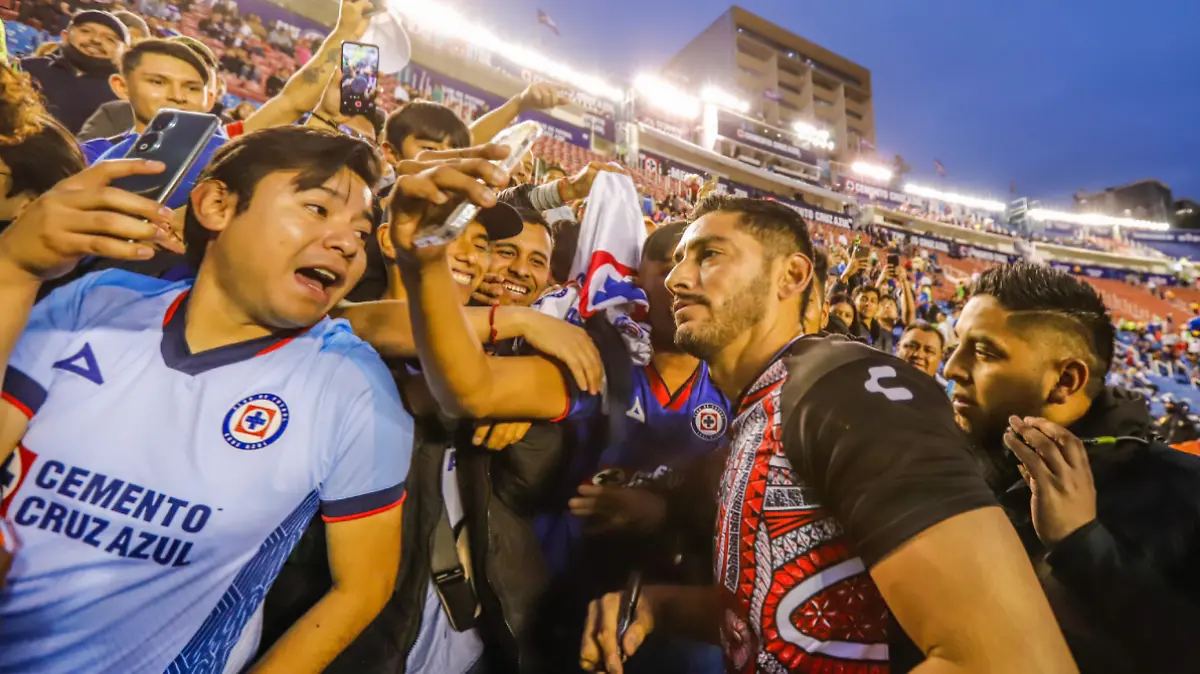Jesús Corona firmó autógrafos a los aficionados de Cruz Azul