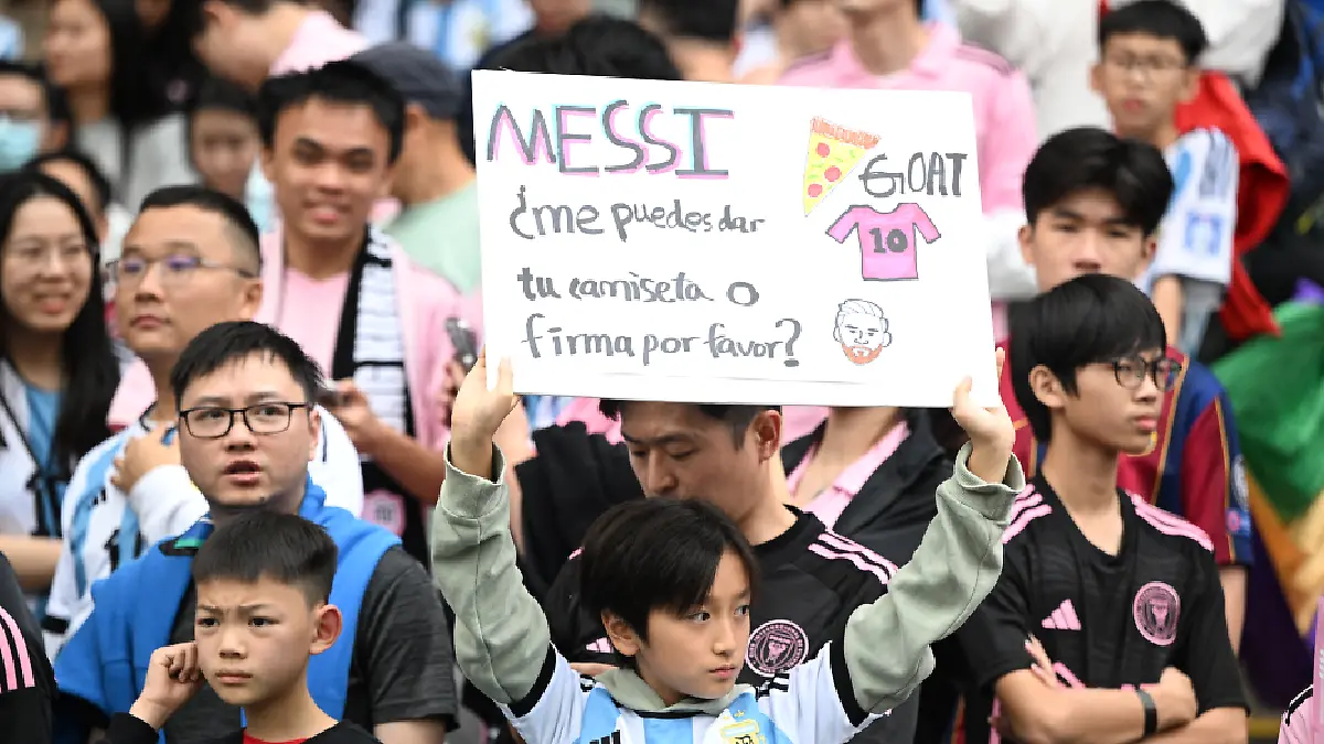 Aficionados de Messi molestos por no velo jugar. Foto: AFP