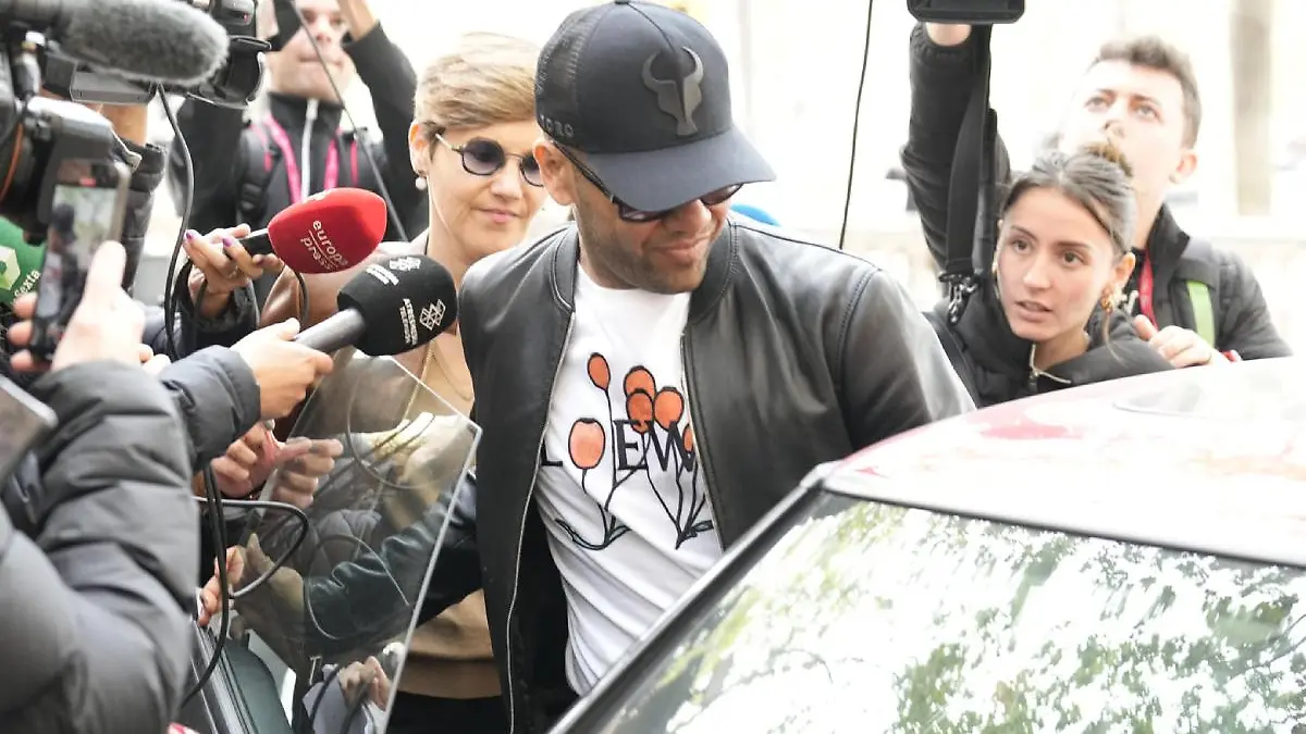 Dani Alves mantiene su libertad mientras sigue su proceso