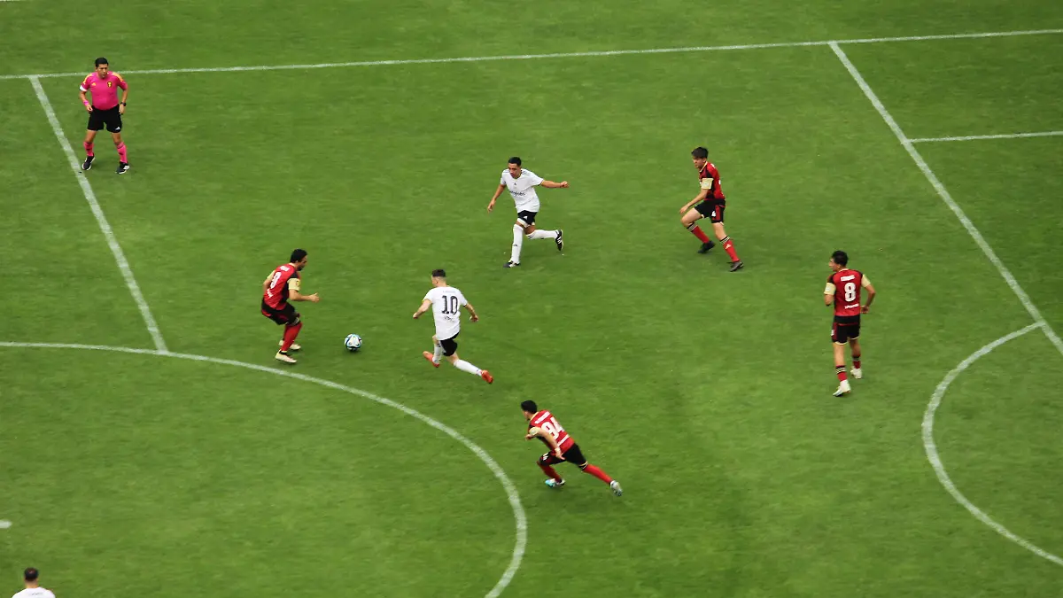 Peluche Caligari y Pio abrieron el Final Four / Foto Carlos Santos