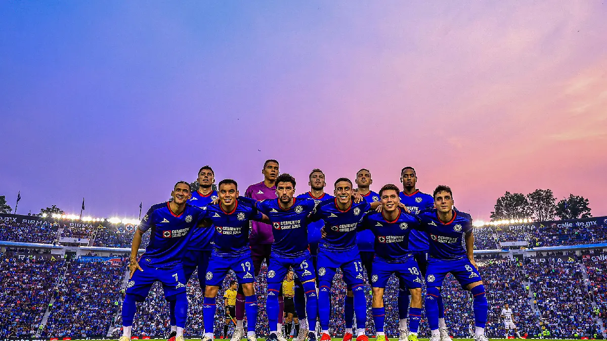 Gran recibimiento quele dió la afición de Cruz Azul a su equipo foto  Luis Garduño
