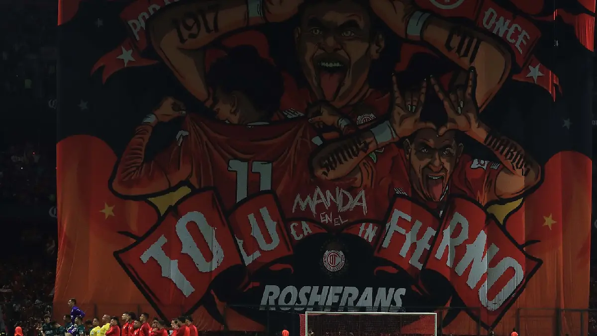 Toluca recibe con un tifo a Alexis Vega foto  Erik Estrella