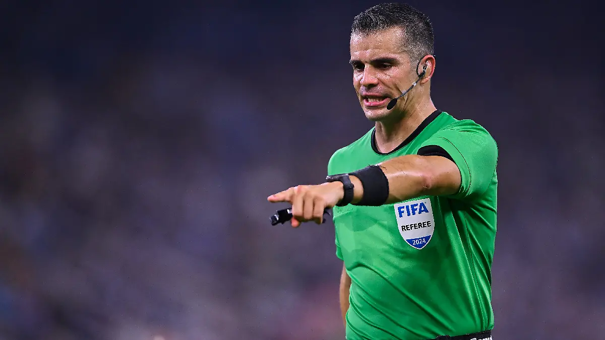 El árbitro Fernando Hernández pitara el Cruz Azul vs América. Foto: Mexsport