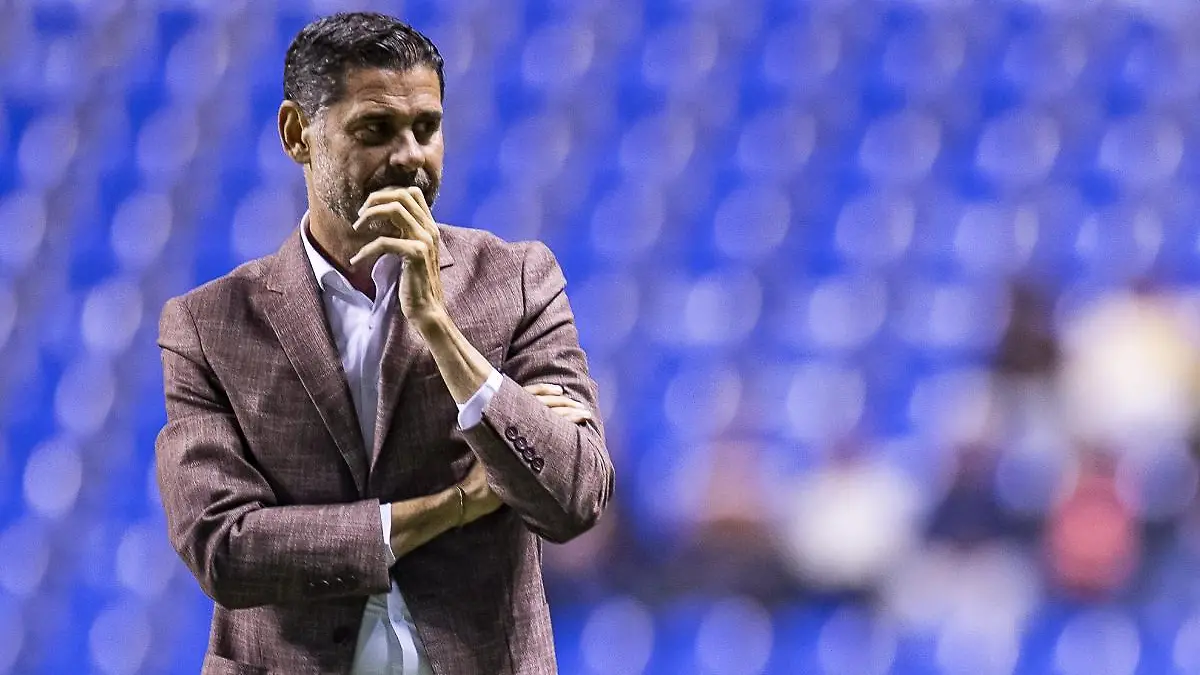 Fernando Hierro se va de las Chivas. FOTO: Mexsport