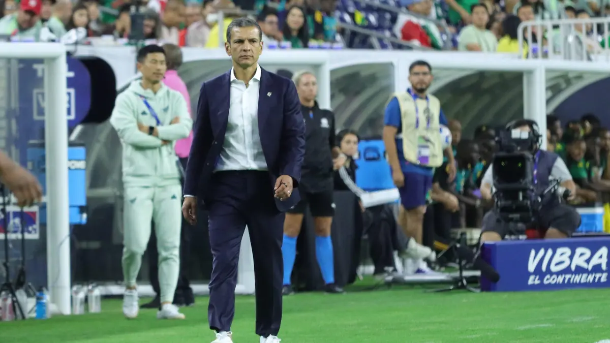 Jaime Lozano durante el duelo entre México y Jamaica.