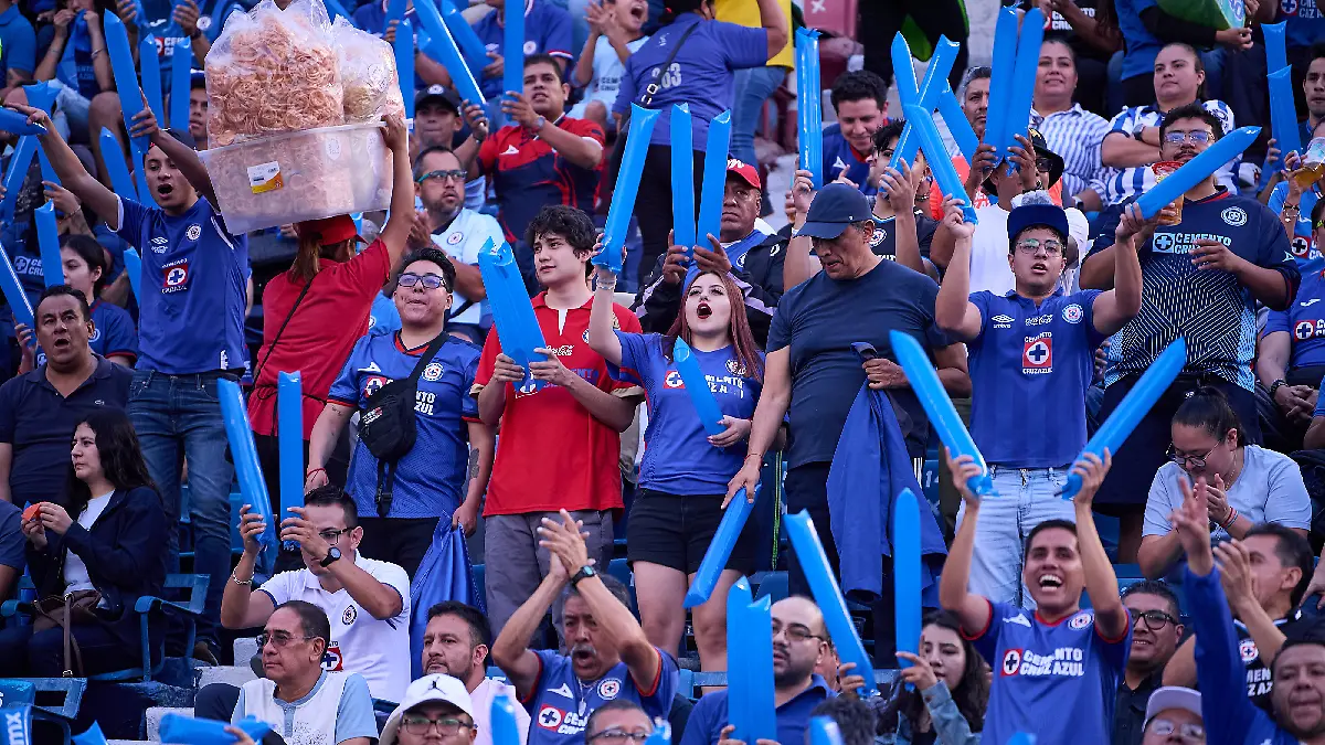 Aficionados del Cruz Azul fueron a la taquilla del estadio Ciudad de los Deportes. Foto: Mexsport