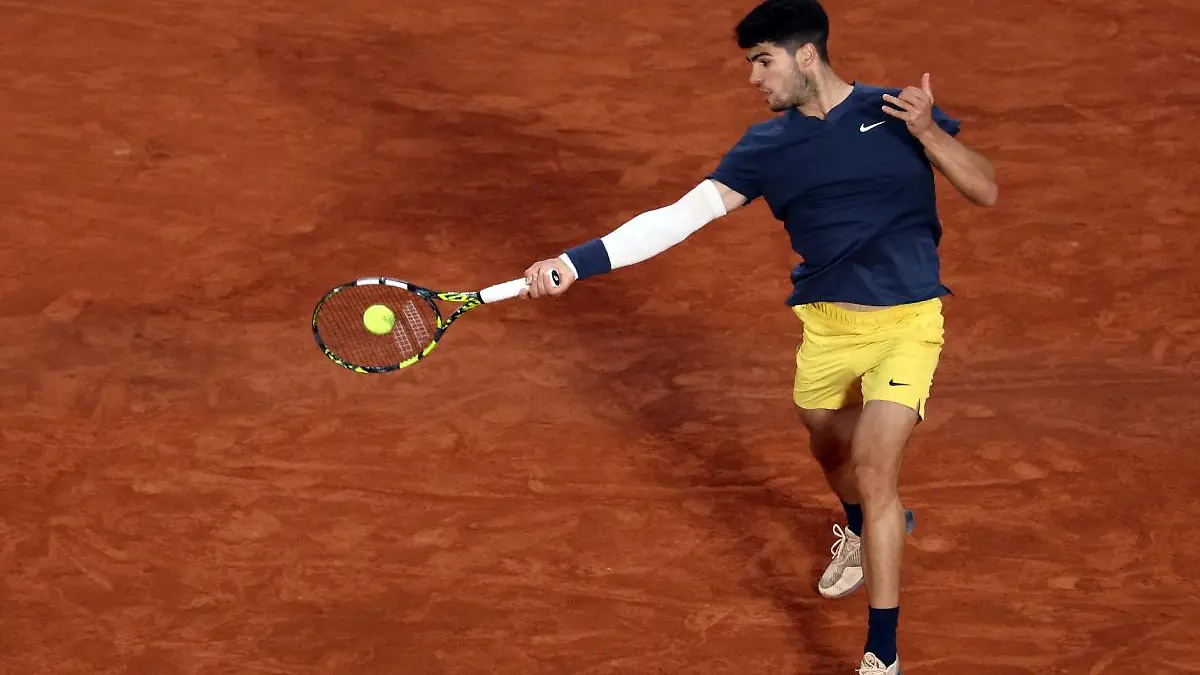 Carlos Alcaraz se mete a la siguiente ronda de Roland Garros. FOTO: Reuters